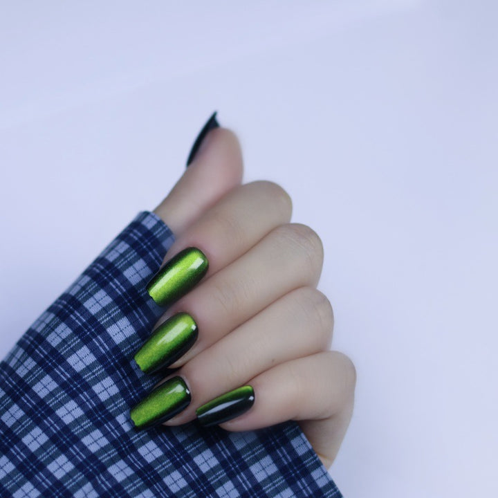 Artificial nails with shimmering metallic effect Bowlift