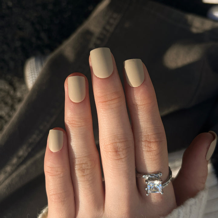 Matt lacquered nail art Bowlift
