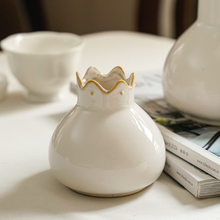 Elegant ceramic vase with wavy edge Bowlift