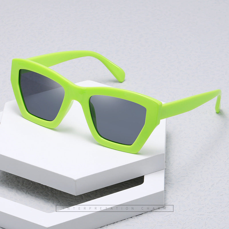 Ladies trendy sunglasses in modern geometric design Bowlift