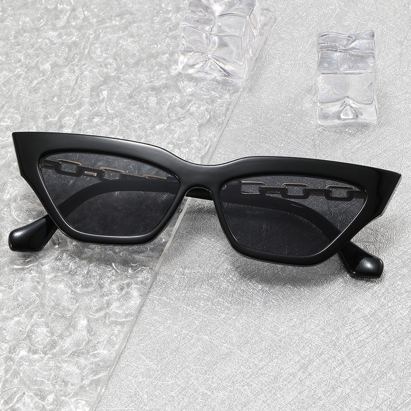 Women Trendy Sunglasses with Exclusive Chain Details Bowlift