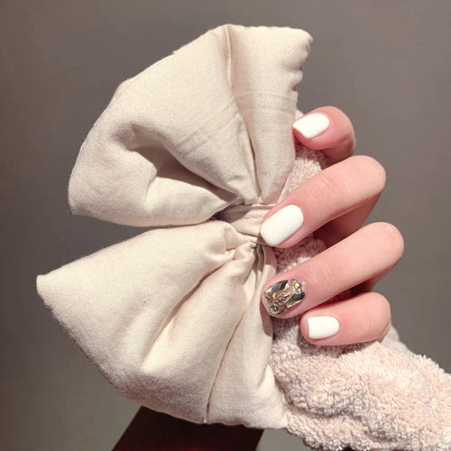 Artificial nails with glitter design and elegant accents Bowlift