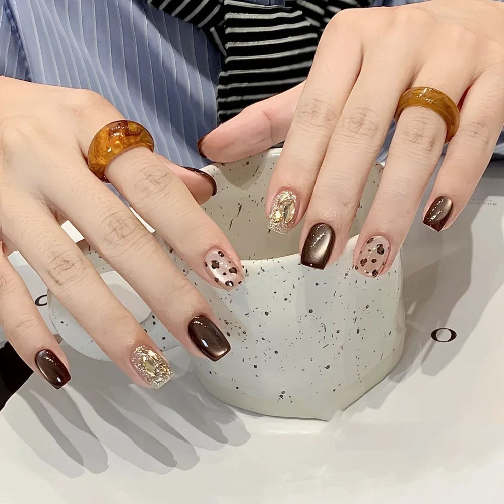 Artificial Nails In Elegant Glitter Finish Bowlift
