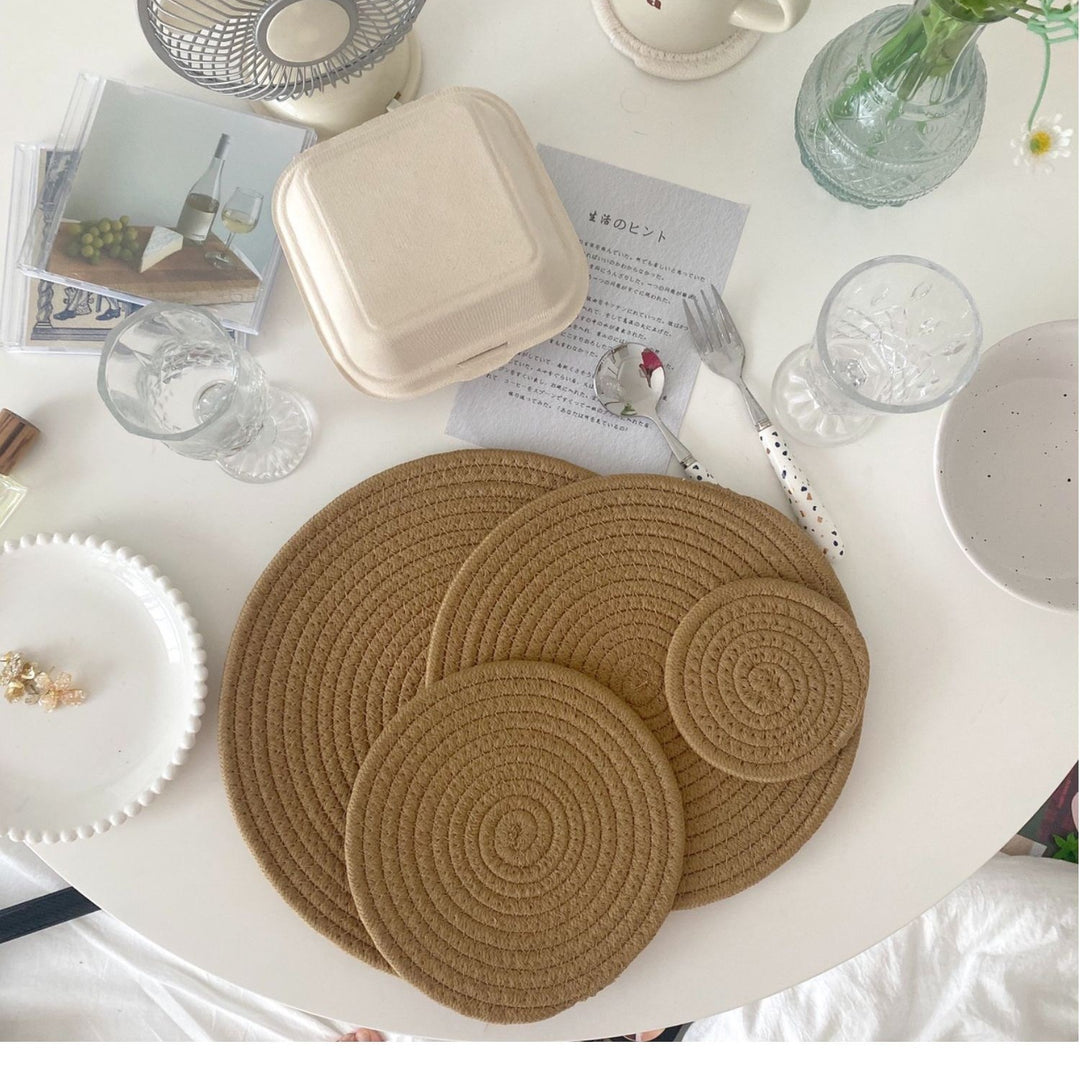 Ladies round placemats made of high-quality natural material Bowlift