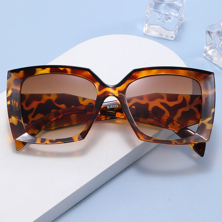 Women's Extravagant Oversized Sunglasses in Modern Design Bowlift