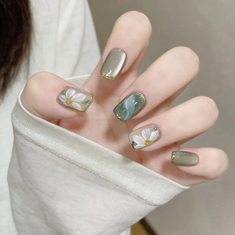 Artificial nails with floral accents and glamorous gold trim Bowlift