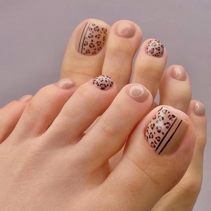 Artful toenail design with leopard pattern and modern lines Bowlift