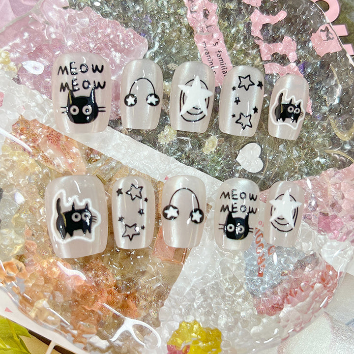 Playful nail art with cat motifs Bowlift