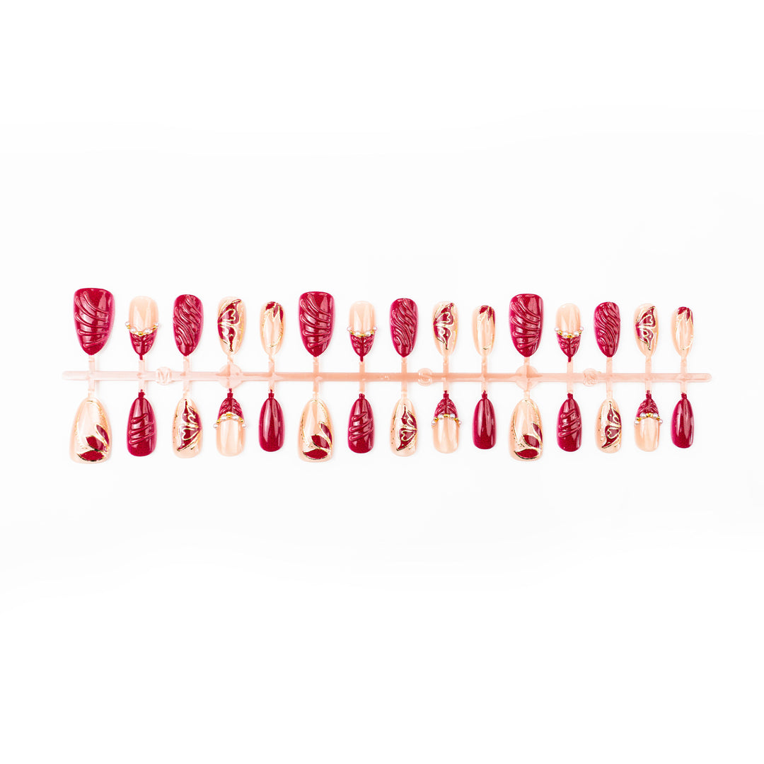 Artificial nail set with filigree golden decorations and romantic heart details Bowlift