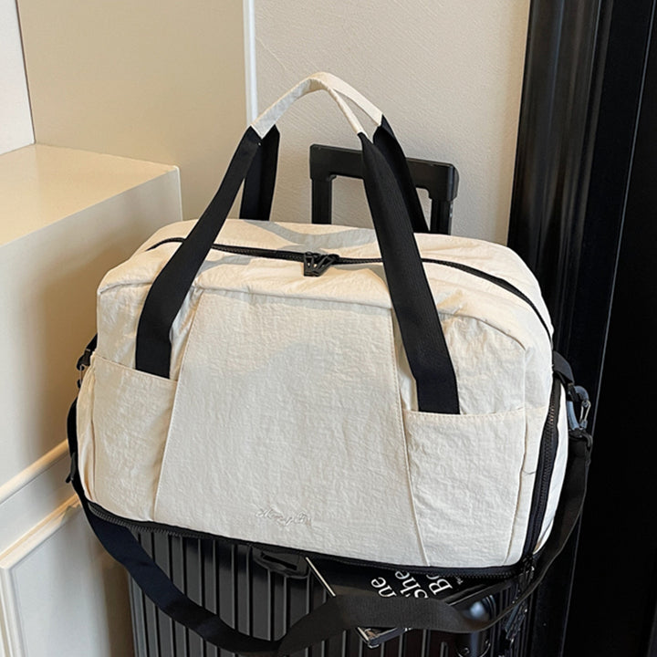 Sporty travel bag with innovative storage Bowlift
