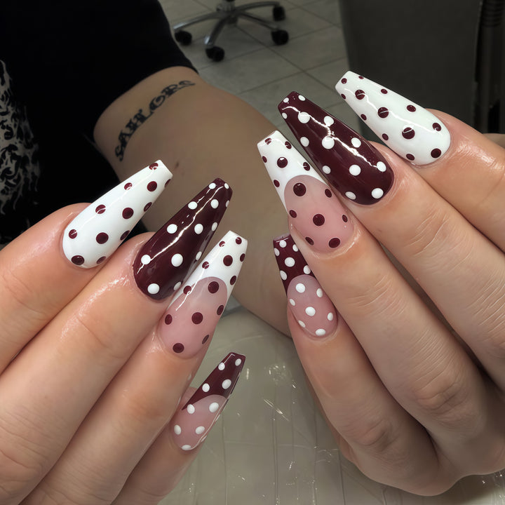 Artificial nails in the popular polka dot design Bowlift
