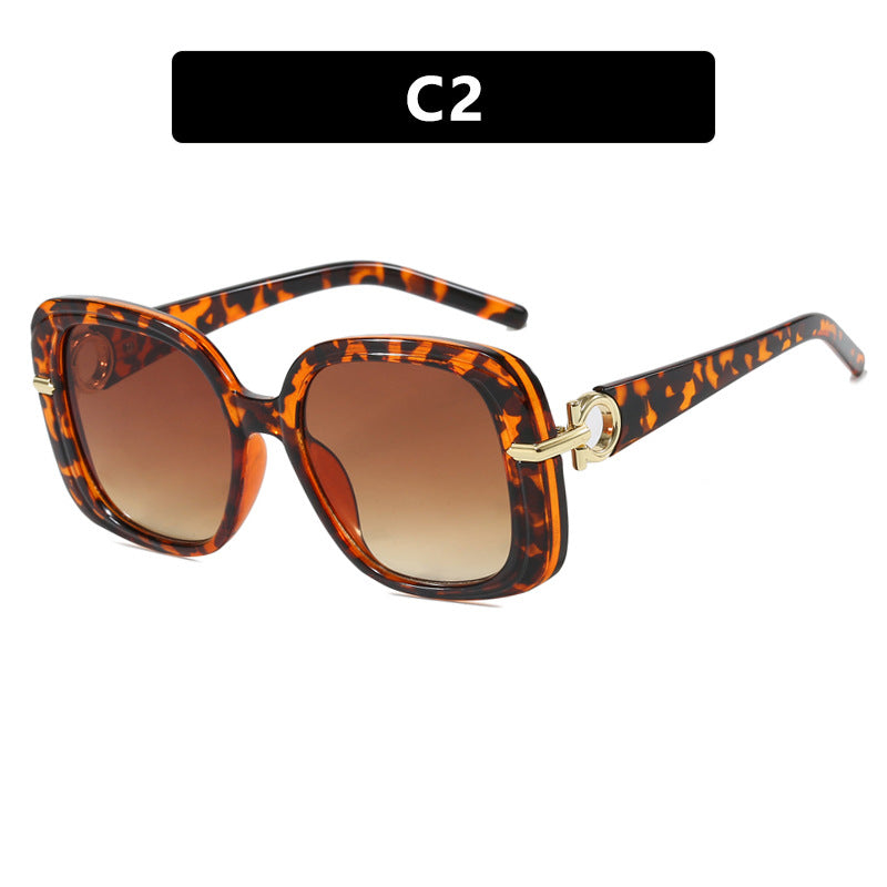 Women's square sunglasses with luxurious metal accent Bowlift