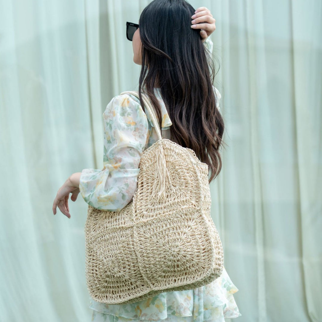 Handcrafted straw beach bag with decorative fringes Bowlift