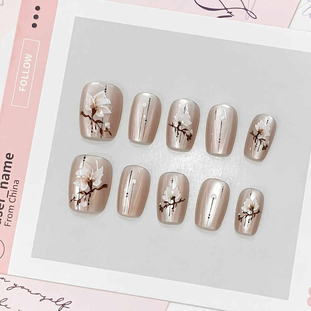 Artful and elegant nail tips Bowlift