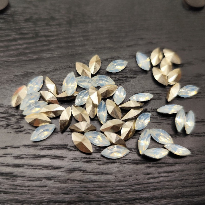 Glittering acrylic gemstones Bowlift