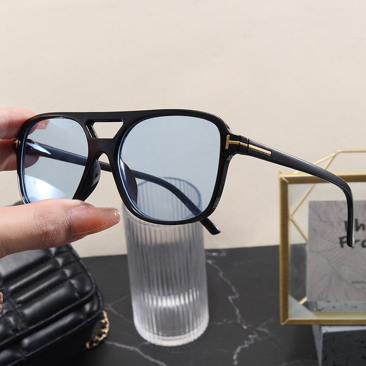 Ladies' striking sunglasses with outstanding shape Bowlift
