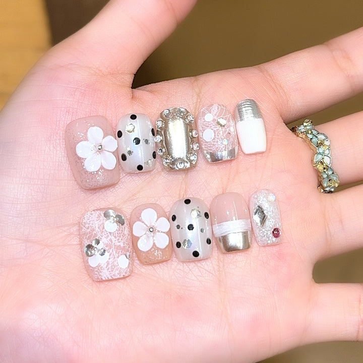 Creative artificial nails with elegant accents Bowlift