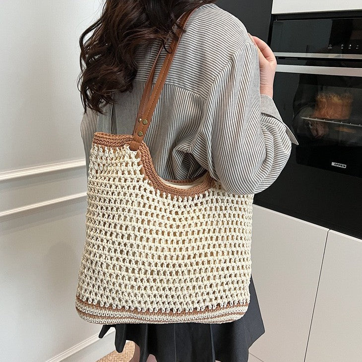 Handwoven beach bag with fine mesh structure Bowlift