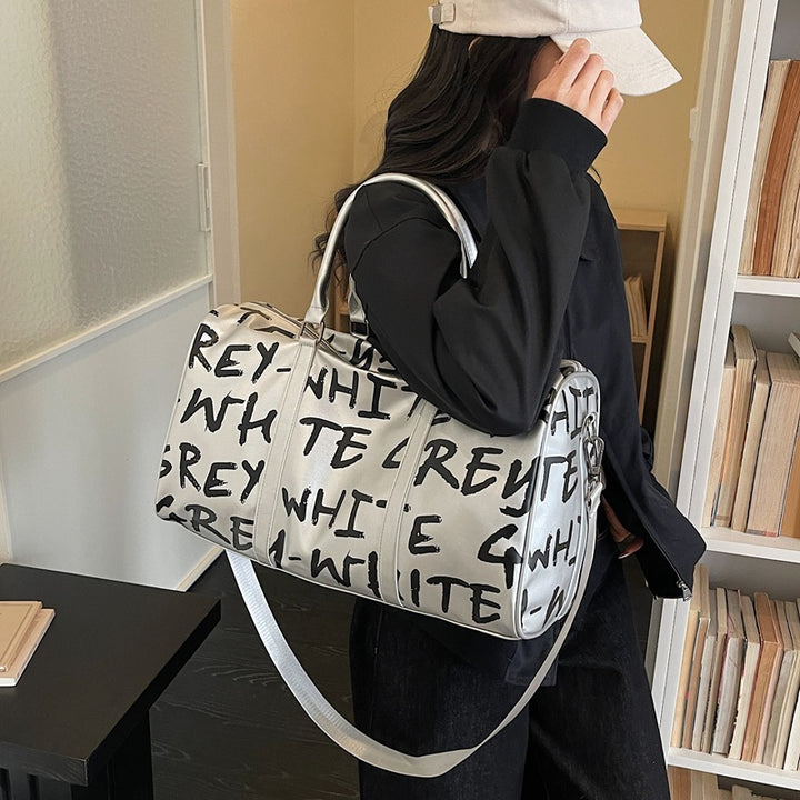 Sporty travel bag with innovative lettering Bowlift