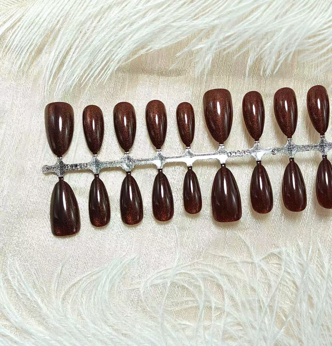 Artificial nails with shimmering shine Bowlift