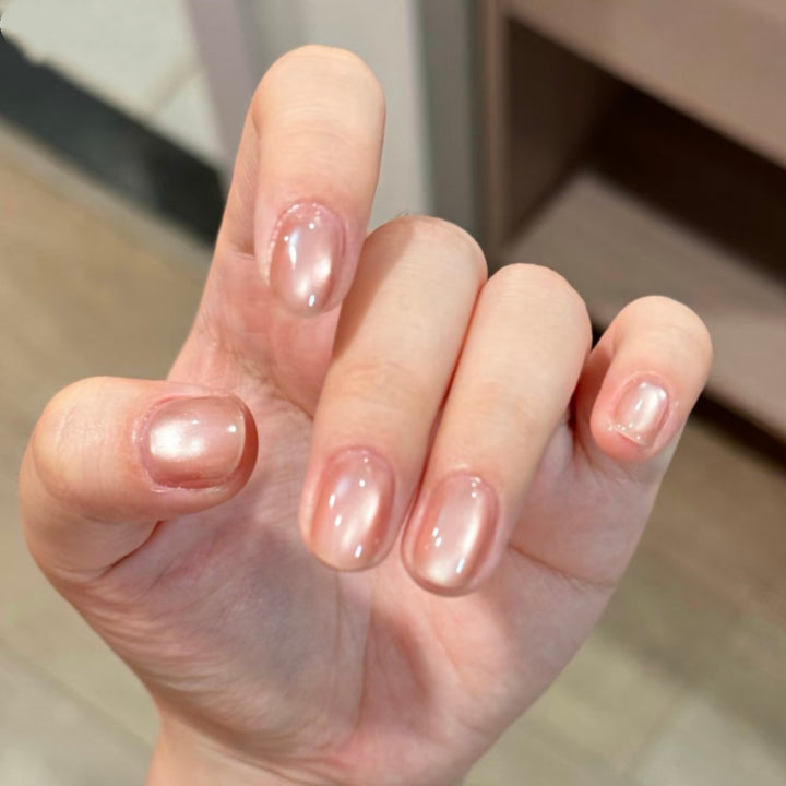 Artificial nails with elegant shine effect Bowlift