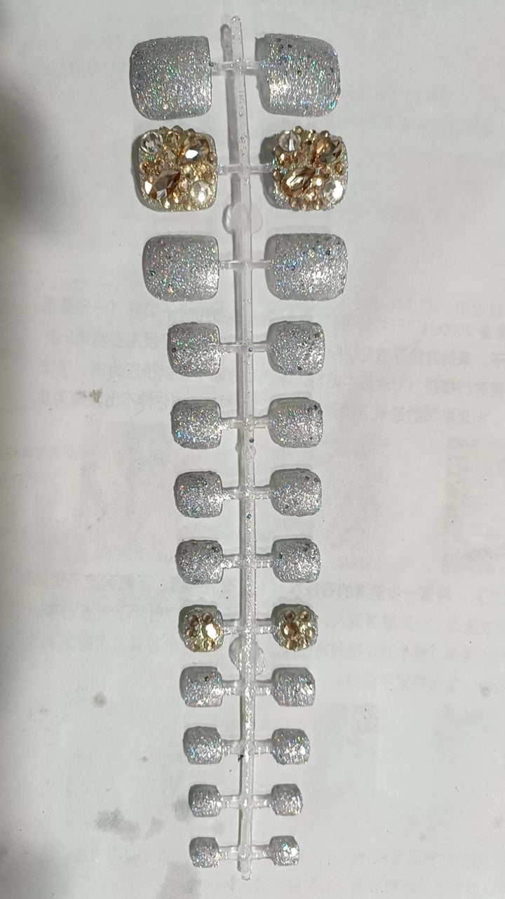 Glamorous Rhinestone-Decorated Press-On Nail Set Bowlift