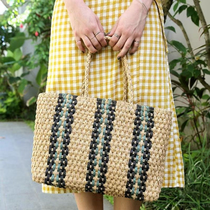 Tote bag made of naturally woven material with geometric pattern Bowlift