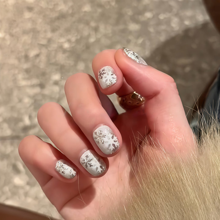 Artificial nails with winter snowflake design Bowlift