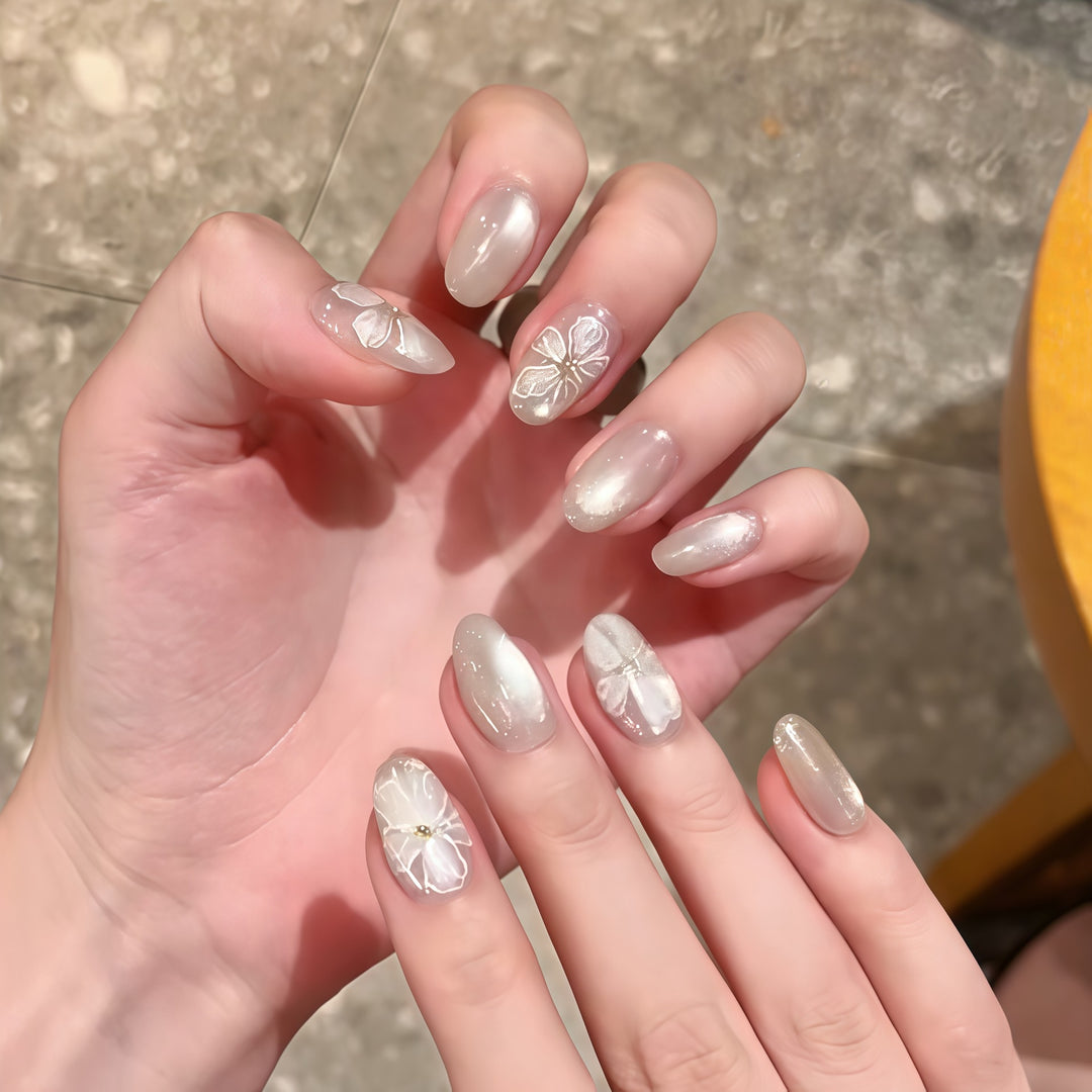 Artificial nails with delicate flower design Bowlift