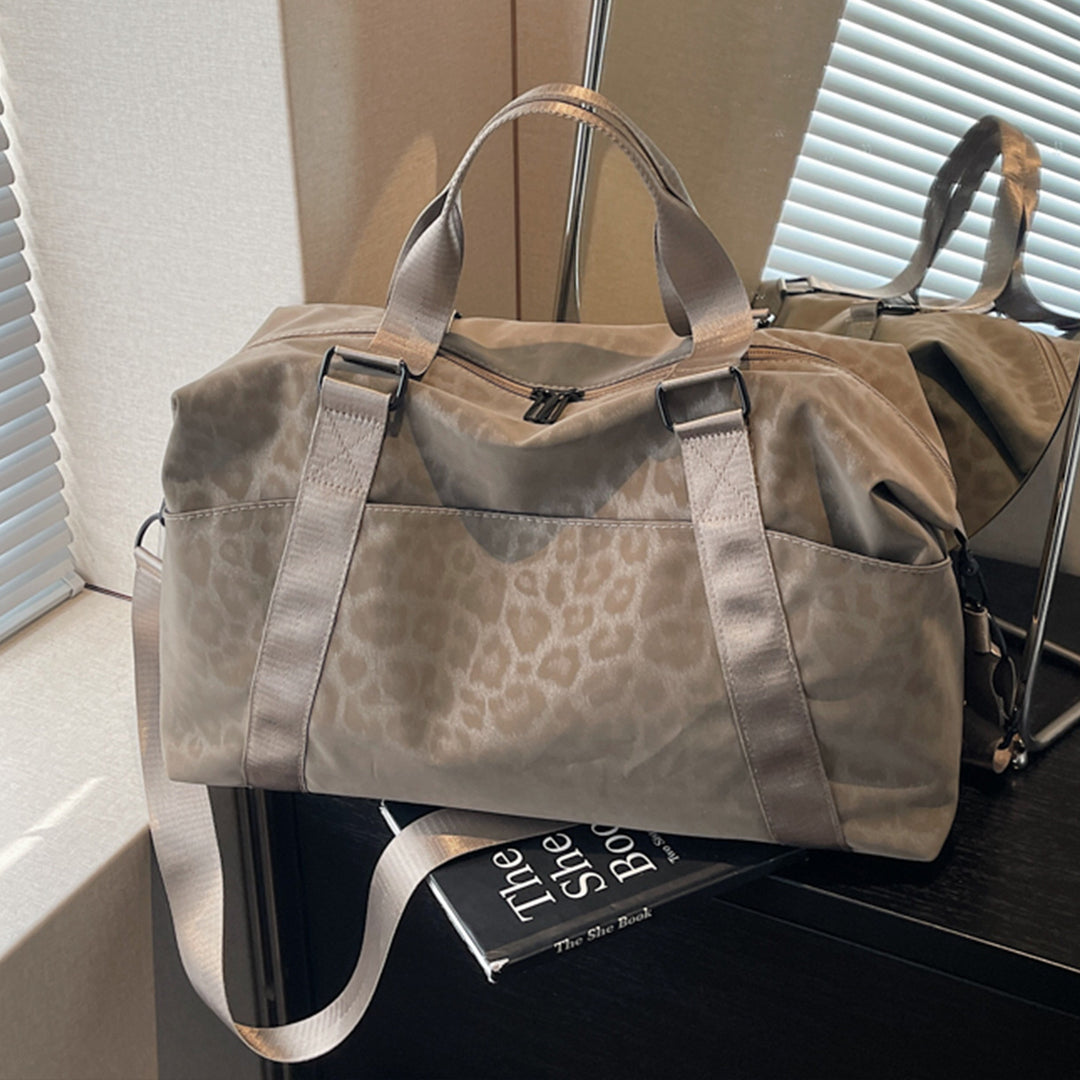 Sporty travel bag with structured upper material Bowlift