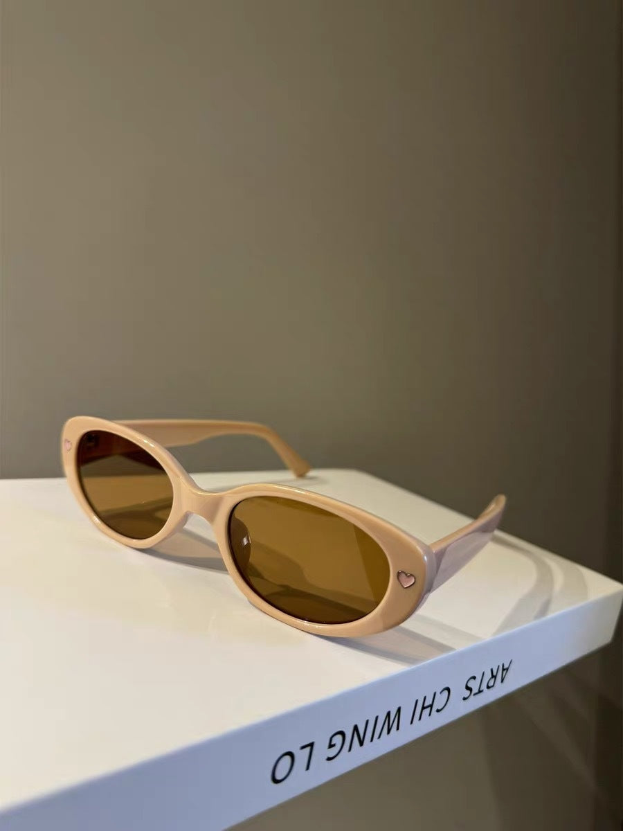 Fashionable Cat-Eye Sunglasses with Hearts Bowlift