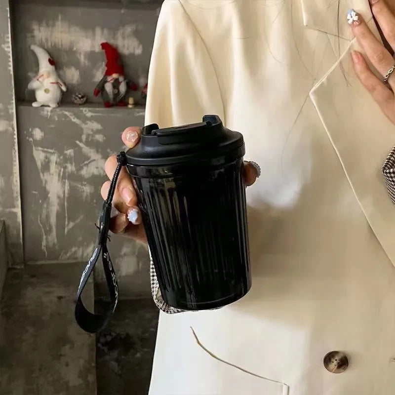 Women's coffee and tea mug with practical carrying handle Bowlift