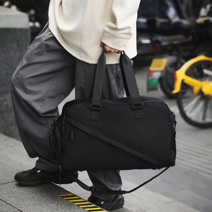 Sporty travel bag with ergonomic carrying options Bowlift