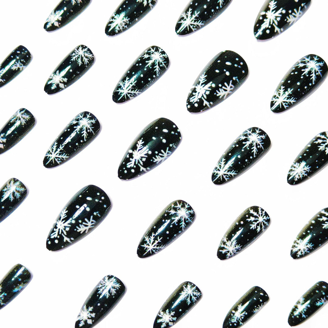 Artificial nails in winter snowflake design Bowlift