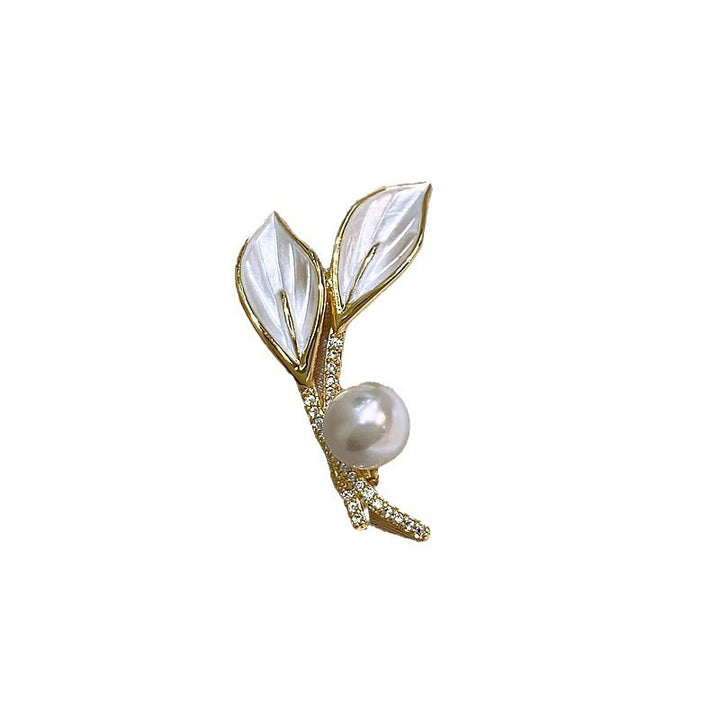 Elegant brooch with pearl and rhinestone details Bowlift