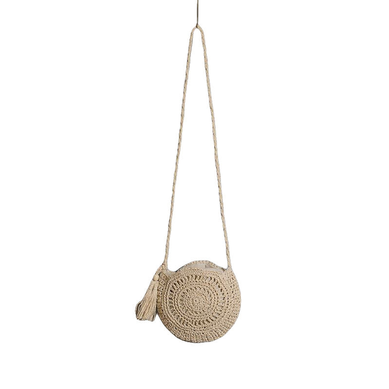 Round bag made of natural jute material with trendy fringe detail Bowlift
