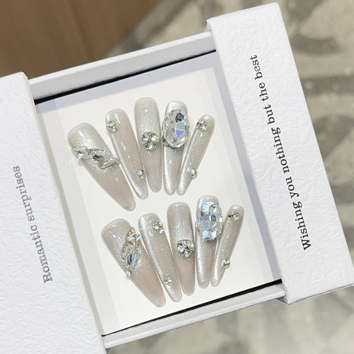 Artificial nails with Sparkling Rhinestone details Bowlift