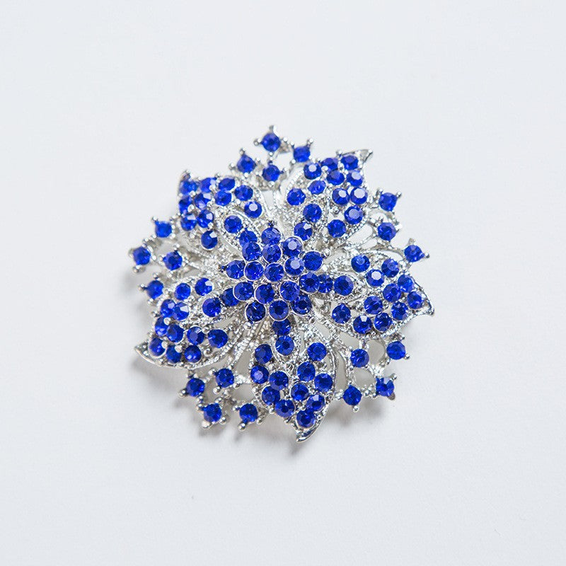 Glamorous brooch with crystals Bowlift