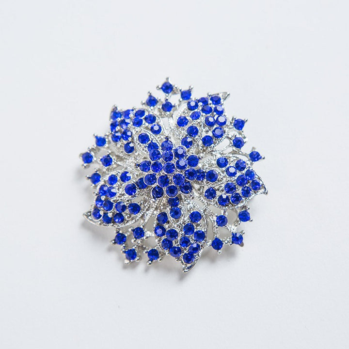 Glamorous brooch with crystals Bowlift
