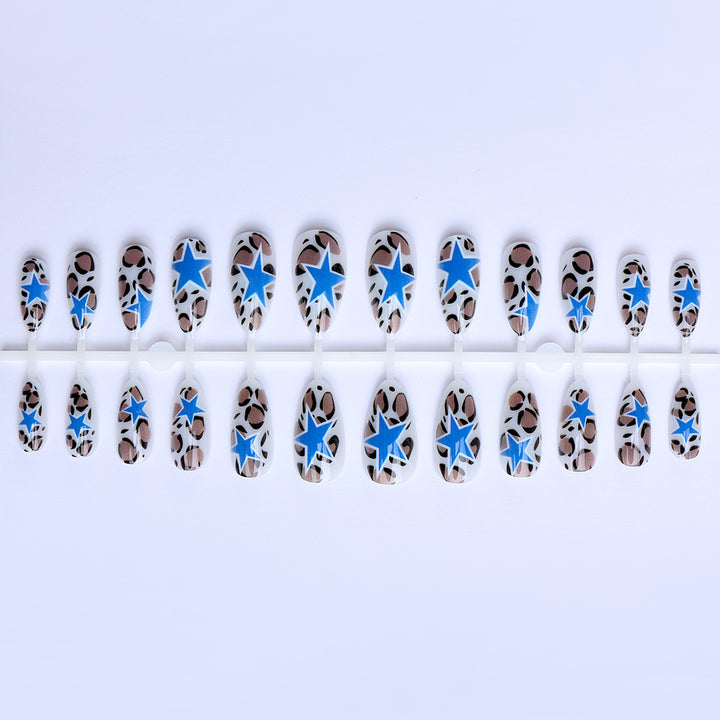 Artificial fingernails with modern leopard pattern and star motifs Bowlift
