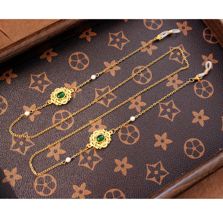 Elegant jewelry display chain with pearls and green stone decoration Bowlift