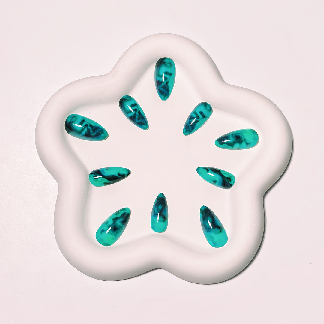 Artificial Nails in Modern Marble Effect Bowlift