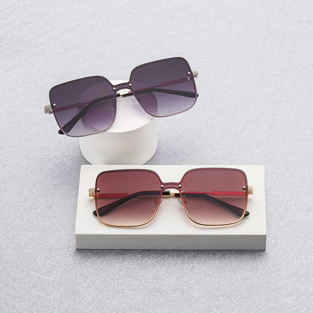 Women's sunglasses in an eccentric square design with a high-quality metal frame Bowlift