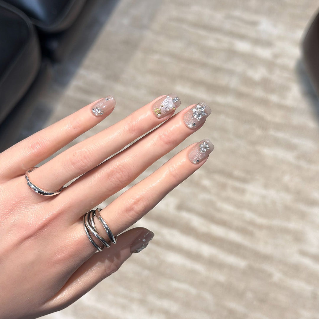 Elegant Press-On Nail Art Set with Sparkling Accents Bowlift