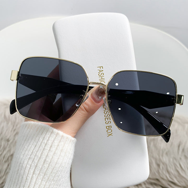 Women stylish square sunglasses with curved frame Bowlift