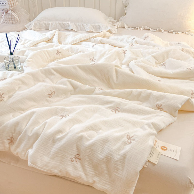 Women lightweight and breathable quilt with delicate floral patterns Bowlift