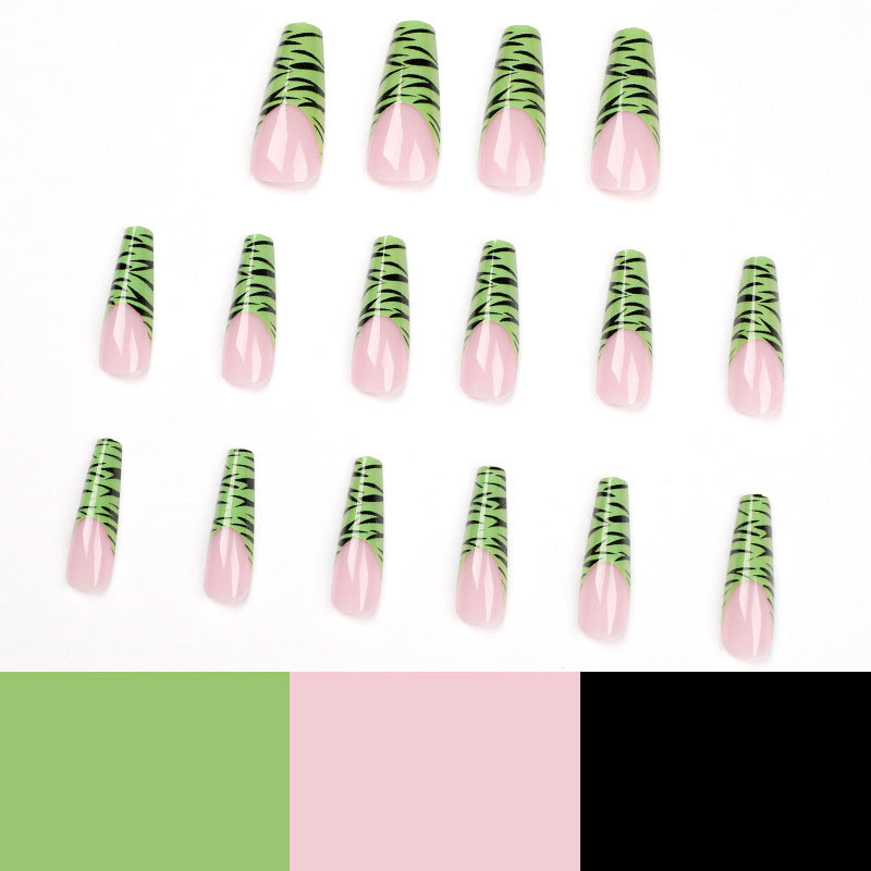 Artistic fingernails with trendy zebra design Bowlift