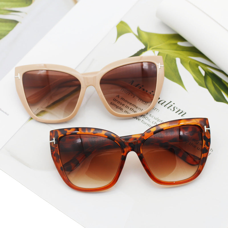 Women's Cat-Eye Sunglasses with Elegant Accents Bowlift