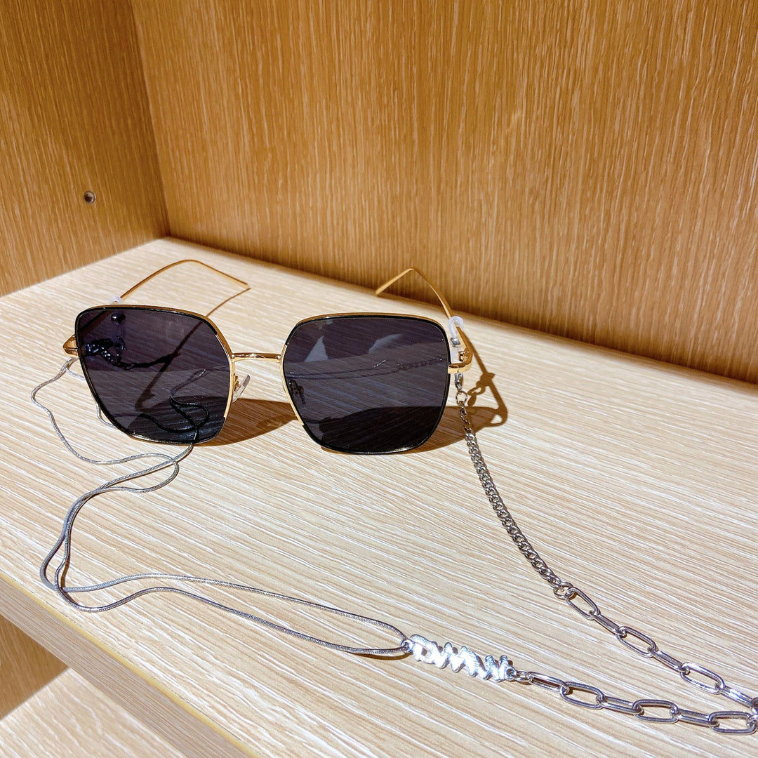 Fashionable sunglasses with luxurious chain strap Bowlift
