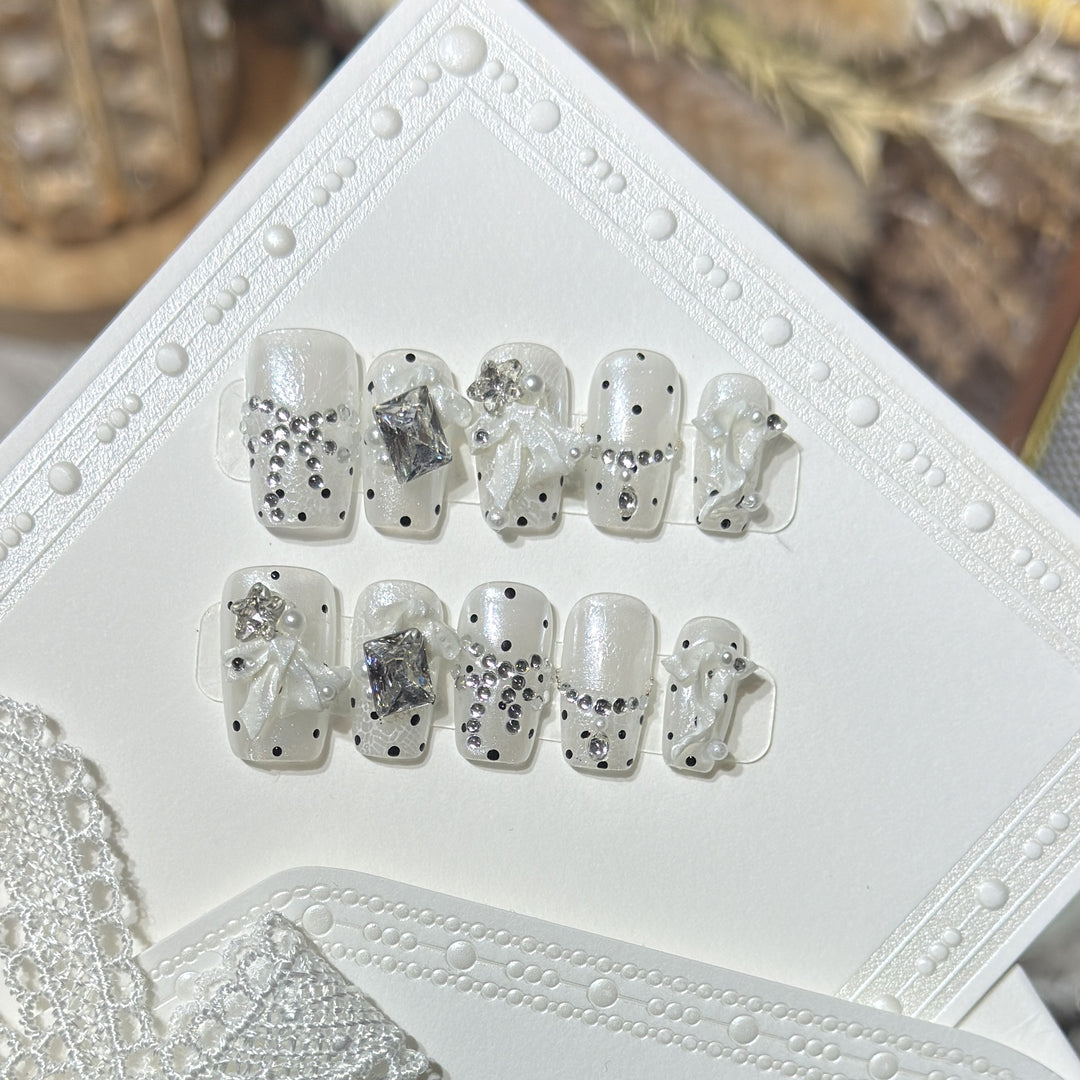 Elegant Rhinestone-Adorned Press-On Nail Set Bowlift
